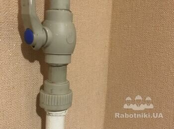 Врезать краны в трубы на стояке и радиаторе (3шт)