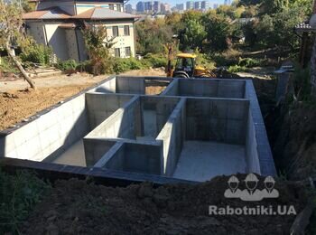 Каменщики на строительство дома