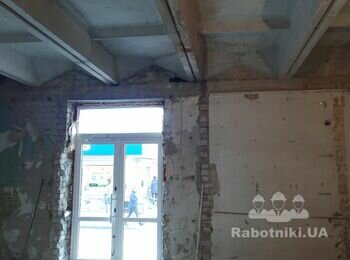 Послуги з розширення дверного отвору в несучій стіні будівлі.