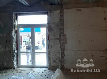 Послуги з розширення дверного отвору в несучій стіні будівлі.