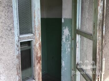 Остекление деревянных дверей и окон лестничных площадок подьезда