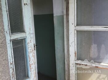 Скління дерев'яних дверей і вікон сходових майданчиків під'їзду