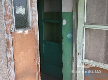 Скління дерев'яних дверей і вікон сходових майданчиків під'їзду