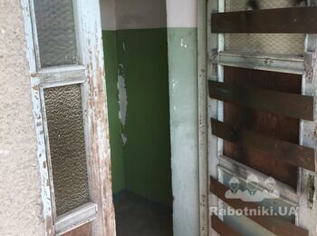 Скління дерев'яних дверей і вікон сходових майданчиків під'їзду