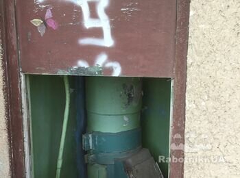 Скління дерев'яних дверей і вікон сходових майданчиків під'їзду