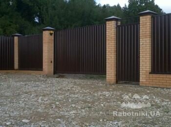 Паркан з фундаментом і обшитий профнастилом 258 мп