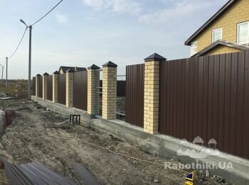 Паркан з фундаментом і обшитий профнастилом 258 мп