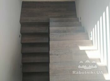 Обшивка бетонной лестницы деревом