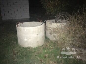 Заглубить бетонные кольца на 1м