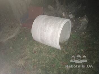 Заглубить бетонные кольца на 1м