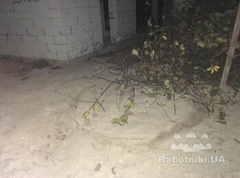 Заглибити бетонні кільця на 1м