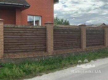 Работы по восстановлению деревянной обшивки забора