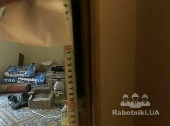 Підтесати коробку дверей, врізати замки, встановити кришку стола