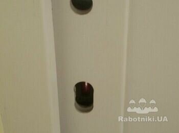 Підтесати коробку дверей, врізати замки, встановити кришку стола