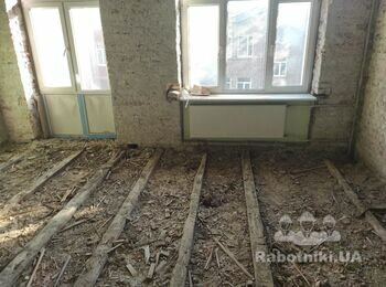 Черновой фанерный пол и лаги по балкам