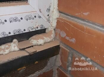 Приварить арматуру к обвязке балкона.