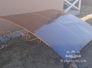 Монтаж козырька над входной дверью