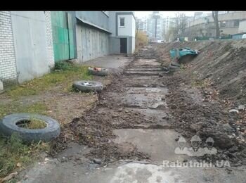 Нужно выровнять дорогу ексаватором.