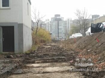 Нужно выровнять дорогу ексаватором.