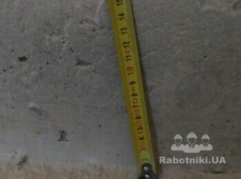 Укладання 45 м2 плитки на ступені всередині будівлі.