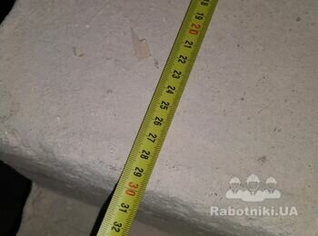 Укладання 45 м2 плитки на ступені всередині будівлі.