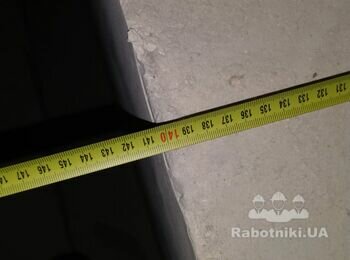 Укладання 45 м2 плитки на ступені всередині будівлі.