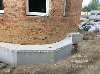 Укладка плитки на цоколь дома 70 кв.м. на гидроизоляционное покрытие