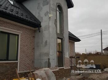 Выложить клинкерную плитку на фасад дома и сделать затирку