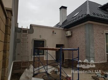 Выложить клинкерную плитку на фасад дома и сделать затирку
