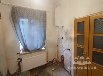 Укладання плитки на підлогу і стіни