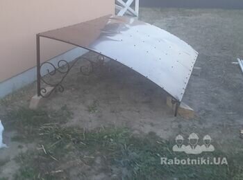Повісити козирок над вхідними дверима