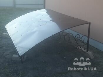 Повісити козирок над вхідними дверима