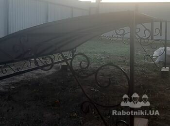 Повісити козирок над вхідними дверима