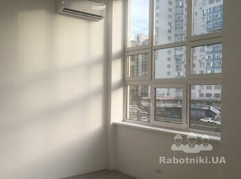 Установка пластикових плінтусів 250 м у великих кімнатах