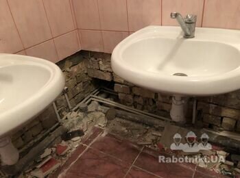 Установка унитазов и долаштуаання подиумов под них. Облицовку плитк