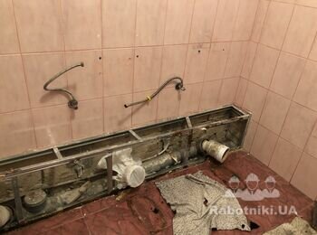 Установка унитазов и долаштуаання подиумов под них. Облицовку плитк