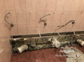 Установка унитазов и долаштуаання подиумов под них. Облицовку плитк