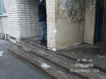Укладання плитки. Добрий вечір вхідні групи. Під'їзд.