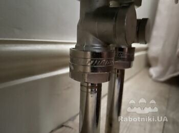Протечка трубы под батареей
