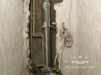 Обустройство фальшпанели в кирпичной стене туалета.