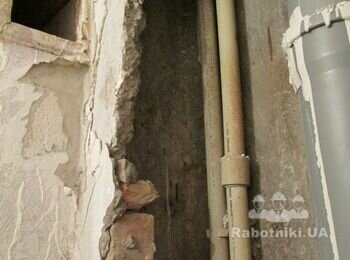 Обустройство фальшпанели в кирпичной стене туалета.