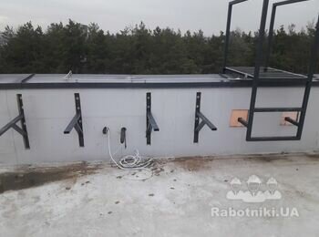 Нужно наклеить кровельную мембрану