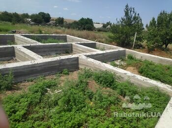 Кладка стін приватного будинку з червоної цегли