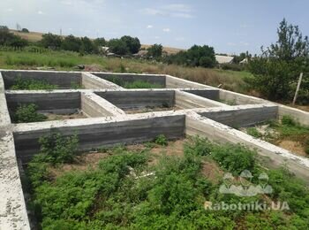 Кладка стін приватного будинку з червоної цегли
