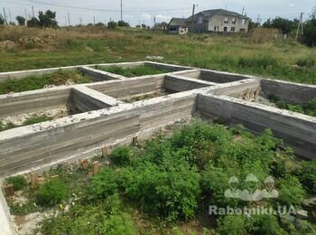 Кладка стін приватного будинку з червоної цегли