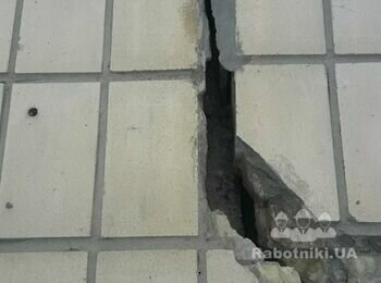 Стяжка арматурою і зміцнення зовнішніх стін приміщення