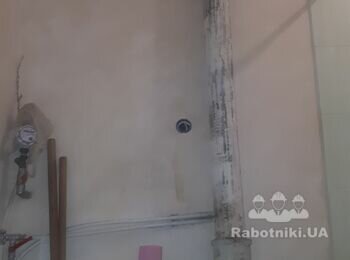 Демонтаж чавунної фанової вентиляційної каналізаційної труби.