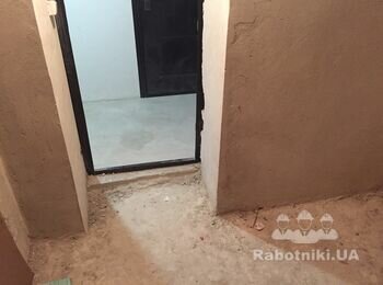 Стіни, підлога в підвальному приміщенні