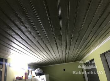 Потолок ПВХ панелей примерно 15 м2