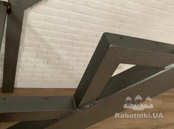Виконати і змонтувати дерев'яні сходи і огорожу сходів